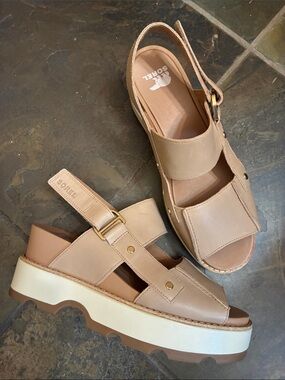 Sorel Women's Joanie IV Sandal Wedge beige/tan like new